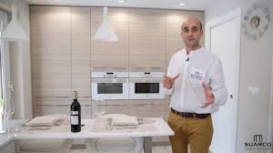 Envolvente blanca y mobiliario en madera. Video De Cocina Moderna Blanca Con Madera Y Encimera De Silestone Blanco Zeus Youtube