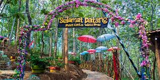 Harga tiket masuk bukit cinta rawa pening rp 10000 untuk hari biasa,sedangkan untuk hari libur rp 15000 dan untuk harga parkir kendaraan masih wajar. Bukit Cinta Watu Prahu Spot Romantis Nan Instagramable Di Klaten