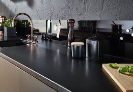 Arbeitsplatten Material Vergleich Unterschiede Vor Und Nachteile Von Laminat Mdf Holz Stein Keramik Glas Edelstahl Kuchenfinder Kuche Naturstein Arbeitsplatte Kuche Beton