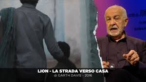 Saroo, un bambino di cinque anni, è da solo e, spaventato e confuso, si ritrova dopo un lungo viaggio in treno nella caotica calcutta, lontano un migliaio di miglia da casa. Lion La Strada Verso Casa Video Sky