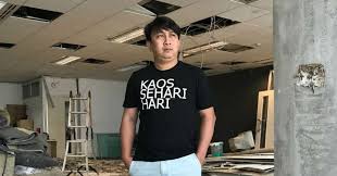 Kewajiban adalah beban kontraktual sedangkan tanggung jawab adalah beban moral. Beban Moral Augie Fantinus Berperan Sebagai Ateng