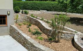 steinmauern im garten steinmauer garten garten gartengestaltung