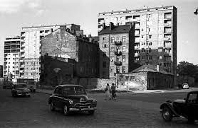 Skrzyzowanie Ulicy Krajowej Rady Narodowej Ob Twardej Z Sienna Bloki Mieszkalne Podczas Budowy Oraz Zrujnowane Kamienice Fot Landmarks Travel Times Square