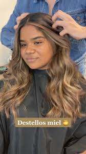 Destellos en Tonos Miel: Balayage Perfecto