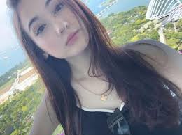 Al Lamar Alyssa, 7 Potret Ekspresi Laura Moane Saat Liburan Nonton F1 di  Disorot