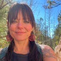 Ashley Reddington's Instagram, Twitter & Facebook