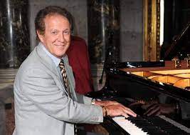 Memo remigi, pseudonimo di emidio remigi (erba, 27 maggio 1938), è un cantante, paroliere, conduttore radiofonico e conduttore televisivo italiano. Chi E Memo Remigi Eta Moglie Figli Carriera Curiosita E Vita Privata
