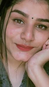 Sandra Hannah's Instagram, Twitter & Facebook