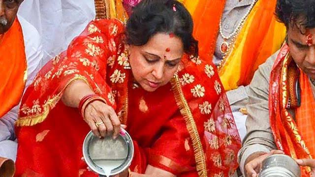मथुरा: लोकसभा चुनाव के दूसरे चरण से पहले यमुना पूजन करतीं हेमा मालिनी, देश  - Hindustan