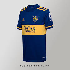 El nuevo modelo de la casaca tiene el cuello en v, con algunos detalles celestes y. Como Es La Camiseta De Boca Juniors 2020 2021 Museo De Futbol