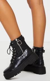 Présence d'une fermeture éclaire sur le côté. Bottines Lacees Noire A Boucle Semelle Epaisse Prettylittlething Fr