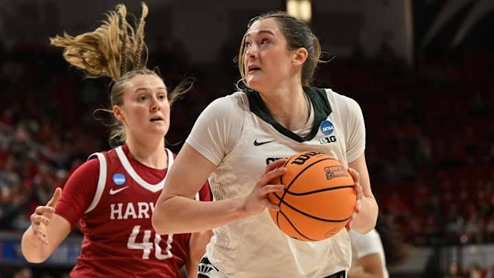 Rookie forward Grace Van Slooten proved her elite versatile skill set during international and collegiate competition, do AI tạo
