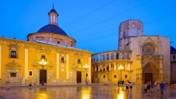 Plaza de la Virgen y Catedral de Valencia: El Corazón Histórico de la Ciudad