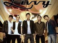 Aku hanya ingin tau, siapa di hatimu? Lirik Lagu Livvy Siapa Di Hatimu