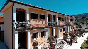 Nella periferia del borgo medievale di castellabate da cui in pochi minuti di auto è possibile raggiungere le località di mare di santa maria e san marco, in una gradevole posizione panoramica vista mare : Casa Di Ospitalita Santa Scolastica Santa Maria Di Castellabate Youtube
