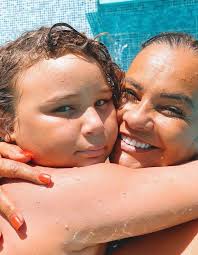 Solange Couto comemora os nove anos de Benjamin, filho que teve aos 55