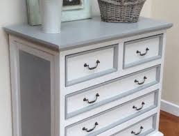 Mobel Restaurieren Alter Schrank Mit Schubladen In Weiss Rosen Korb Bild Mobel Restaurieren Mobelverschonerung Alte Mobel