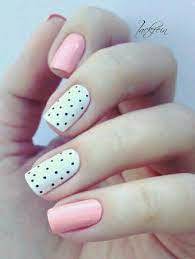 ¡este diseño de uñas es tan adorable! Unas Blanco Rosa Lunares Unas Decoradas Sencillas Manicura De Unas Decorados Para Unas Cortas