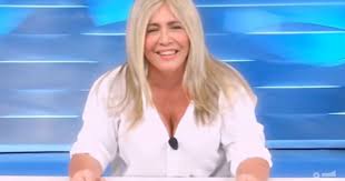 Conduttrice de l'@ariachetira, programma di politica ed economia in onda dal lunedì al venerdì alle 11.00 su @la7tv. Striscia La Notizia Mara Venier E L Aneddoto Piccante Su Myrta Merlino E Domenico Arcuri Manco Allora Sto Poraccio Libero Quotidiano