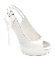 Non troppo diverse dalle décolleté, le scarpe modello chanel si differenziano perché sono aperte dietro o davanti. Sophie Sposa By Francecsco Couture Sandali Modello Chanel In Raso Effetto Seta Colore Avorio