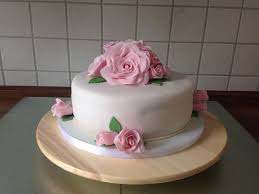 Seit wochen verfolgen die fernsehzuschauer, wie sich daniela katzenberger und lucas cordalis auf ihre hochzeit vorbereiten. How To Make An Interesting Art Piece Using Tree Branches Ehow Fondant Rose Hochzeitstorte Motivtorten