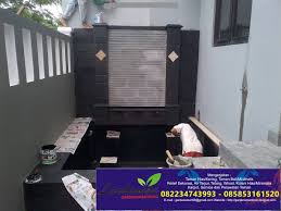 Bagi anda yang suka dengan nuansa romantis, tentu bisa membuat kolam renang dengan hiasan lampu di sekeliling kolam dan dengan adanya lampu, maka nuansa romantis akan terasa di malam hari. Kolam Minimalis Dan Koi Tukang Taman Surabaya Gardensmartindo