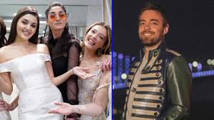 She started her acting career with tv series fifth dimension but she became well known with her role as zeyno in turkish series taxi station (cicek taksi). Murat Dalkilic Hande Ercel In Yakin Arkadasi Sitare Akbas Ile Ask Yasiyor Haberi Yonelis Haber