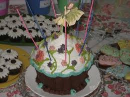 From candy to fondant, this post will give you l9 easy cupcake decorating ideas to make your cupcakes look beautiful in no time! Flower Fairy On Top Of Giant Cupcake