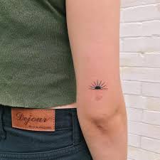 Many blacklight tattoo fans think their glow will show up in the dark. Sunset Tattoo Artist Can Use Uv For A Glow In The Dark Effect Tukoi On Insta Esloquehay Minimalist Tattoo Sunset Tattoos Sunrise Tattoo