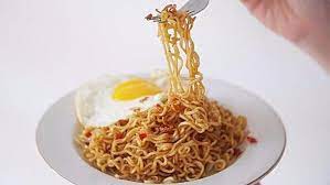 • sajikan selagi hangat dengan taburan bawang goreng. Bikin Ngakak Pria Ini Tutorial Cara Masak Mi Instan Versinya Citizen6 Liputan6 Com