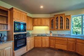 Select square tiles 4 1/4 inches or 12 inches to visually enlarge the uniformity of the ground and forcing the eye upward to the oak cabinets. 38 Reference Of Modern Light Oak Kitchen Cabinets Umbau Kleiner Kuche Kuchenumbau Kuchen Layouts