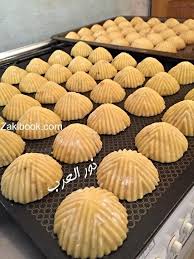 معمول السميد ناجح وهشششش زاكي Arabic Sweets Recipes Arabic Dessert Middle Eastern Desserts