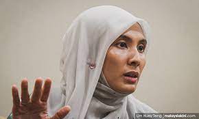 Keputusan meletak jawatan ini khabarnya di'ambil ekoran isu bintulu 'daif' yang rancak di'perkatakan hujung minggu lalu & pengacara ini telah pun memohon maaf. Malaysiakini Nurul Izzah Letak Jawatan Naib Presiden Pkr