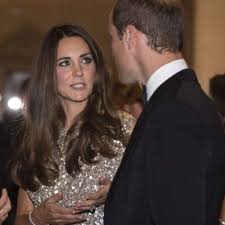Holt erzählte, sie hätte gehört, dass die herzogin von cambridge mit mehr als einer kleiderwahl zur geburt ihres ersten kindes ins krankenhaus in london kam. Herzogin Kate Comeback Nach Geburt Von Baby Prinz George Boulevard