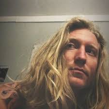 Alex Farrington's Instagram, Twitter & Facebook