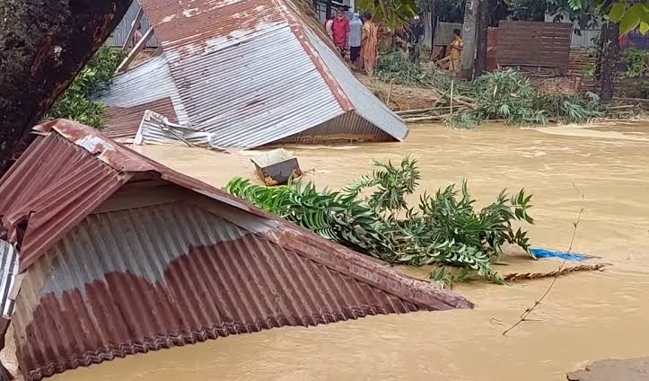 শেরপুরে বাঁধ ভেঙে নদীতে বিলীন ১১ পরিবারের বসতভিটা - Daily Brahmaputra  Express