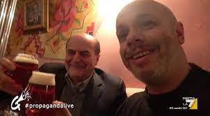 Pierluigi bersani scherza sulla famosa foto che lo ritrae solo con una enorme birra a un tavolino. Propaganda Live Diego Ha Preso La Birra Di Rito Con Facebook
