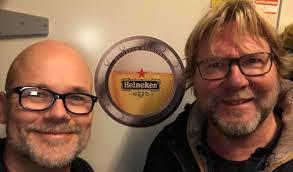 Kroegbazen Tom Mulder en Menno Bleeker van kerstboomhandel in de  rolladehandel