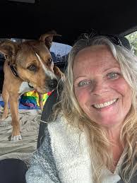 Melissa Philpott's Instagram, Twitter & Facebook