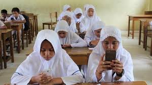 Discovering smansabir | page 15 of 47 mushala mushala menjadi pusat pembinaan aktivitas keagamaan seperti. Teknologi Semakin Canggih Murid Min 50 Bireuen Ikuti Simulasi Ujian Pakai Hp Android Serambi Indonesia