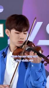 Asiatica Tocando Violin