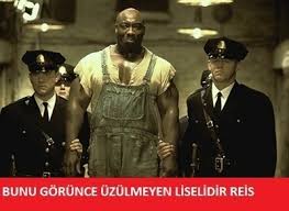Yeşil yol, bir hapishane görevlisi ile bir mahkumun öyküsünü anlatıyor. John Coffey Uludag Sozluk