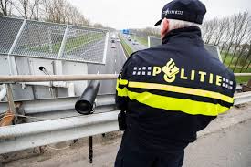 Politieagent translated between dutch and english including synonyms, definitions, and related words. Op Sociale Media Paait De Politie Pubers En Potentieel Personeel Trouw