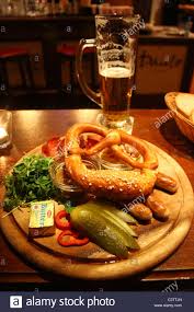 Kompetente beratung, planung nach ihren wünschen & eine vielseitige ausstellung in unserem küchenstudio in berlin: Traditionelle Deutsche Kuche Mit Bratwurst Gurke Und Brot Bretzel Pub Berlin Stockfotografie Alamy
