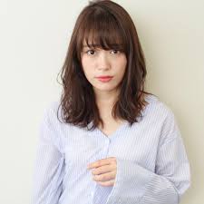 前髪パーマ 似合わせ前髪 小顔カット くびれヘア on instagram 暗髪でも柔らかく ラフなカールで柔らかに見せる 明るくカラー出来ない方にオススメですよ 一人一人の髪質 お悩みに対して 解決出来るカット カラー パーマで 皆さん満足出来 striped top