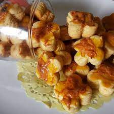 Resepi shell tart, 125 g majerin/butter, 150 g gula kastor, 1 biji telur saiz b, 400 g tepung gandum, 1 sudu kecil esen vanilla, filling cheese, 500 g cream cheese dari peti sejuk, 100 g gula kastor, 6 sudu besar telur yang telah dipukul sebati, 2 sudu besar butter. Resepi Biskut Cheese Cheese Cookies Recipe