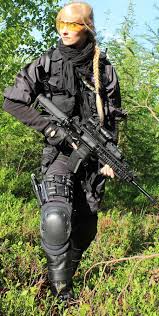 Pin By Johannes On Woman And Armas Pneuma Military Girl Military Women Girl Guns