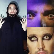 Ho scoperto oggi che l'attore che interpreta il padre di Mac (Gregory Scott  Cummins) ha interpretato il diavolo in un video di Snoop Dogg, con lenti a  contatto strabilianti simili a quelle