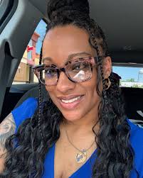 𝐇𝐞𝐲 𝐲'𝐚𝐥𝐥! 💐 — 𝐲𝐨𝐮 𝐤𝐧𝐨𝐰 𝐈'𝐦 𝐚𝐥𝐥 𝐚𝐛𝐨𝐮𝐭  𝐟𝐢𝐧𝐝𝐢𝐧𝐠 𝐛𝐞𝐚𝐮𝐭𝐲 𝐢𝐧 𝐭𝐡𝐞 𝐥𝐢𝐭𝐭𝐥𝐞 𝐦𝐨𝐦𝐞𝐧𝐭𝐬… It was  time for my flower refresh, so today I stopped by @kennyfamilystores