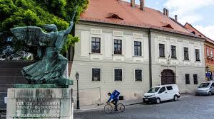 Rakay Philipeknek Is Kellett Egy Olcso Onkormanyzati Lakas A Varban 24 Hu